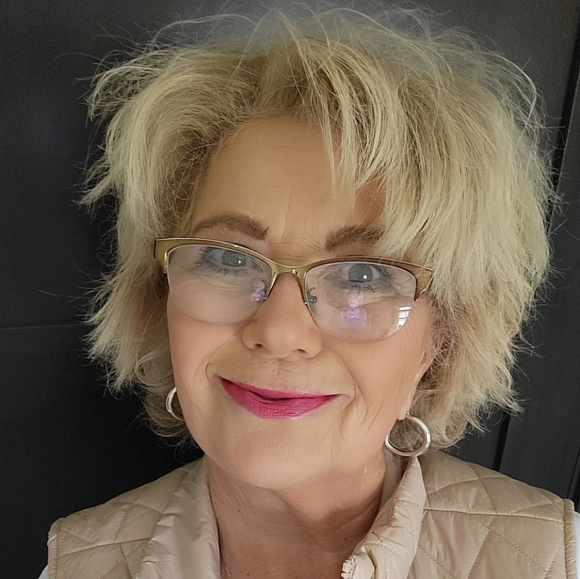 Meet your Posher, Vicki - Picture 1 of 1